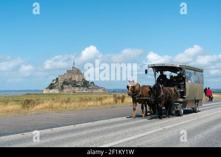 Cheval et calèche transportant des touristes au célèbre Mont Saint-Michel Dans le nord de la France Banque D'Images