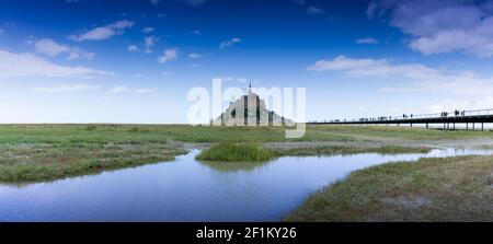 Touristes visitant le célèbre Mont Saint-Michel en Normandie dans le nord France Banque D'Images