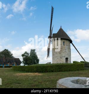 Vue sur le moulin à vent historique Moulin de Pierre et l'ancien Pierres à Houville en Normandie Banque D'Images