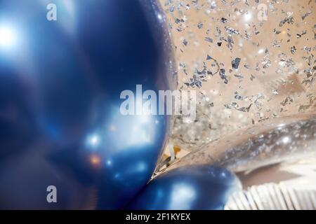 Ballons à hélium bleu, argenté et transparent sur l'événement festif. Symboles et arrière-plans de célébration Banque D'Images