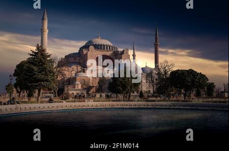 Sainte-Sophie (Ayasofya). Vue depuis le parc Sultan Ahmet. Istanbul, Turquie. Banque D'Images