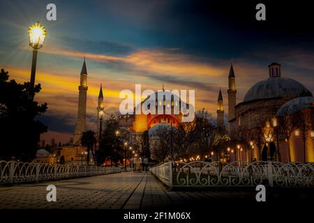 Sainte-Sophie (Ayasofya). Vue depuis le parc Sultan Ahmet. Istanbul, Turquie. Banque D'Images