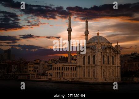 Mosquée Ortakoy sur les rives du Bosporus. Istanbul, Turquie. Banque D'Images