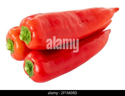 Un piment rouge entier (poivron, paprika, cayenne, piment, jalapeno, preubanelle, poivron de cire hongrois) isolé sur fond blanc Banque D'Images