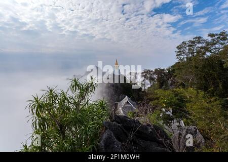 Incroyable mer de brume de Thaïlande à Wat Prajomklao Rachanuhorn (Wat Phrabat pu Pha Daeng) , province de Lampang, Thaïlande Banque D'Images