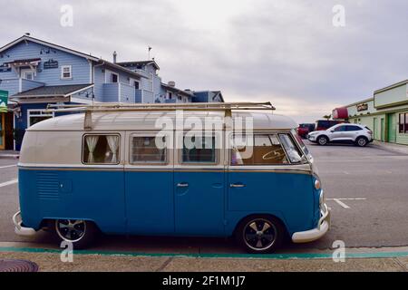 FRESNO, ÉTATS-UNIS - Mar 02, 2021: Une photo de profil d'un beau bus VW bleu vintage avec rack garés dans Morro Bay pendant le coucher du soleil à CA. 2021 Banque D'Images