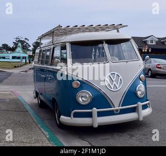 FRESNO, ÉTATS-UNIS - 02 mars 2021: Une photo de vue de face d'un beau bus / chariot VW bleu et blanc d'époque garés en ville à Morro Bay, en Californie. 2021 Banque D'Images