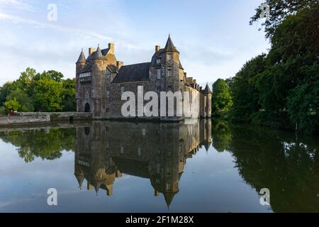 Château de Trécesson reflète dans l'étang et est entouré d'une forêt Banque D'Images