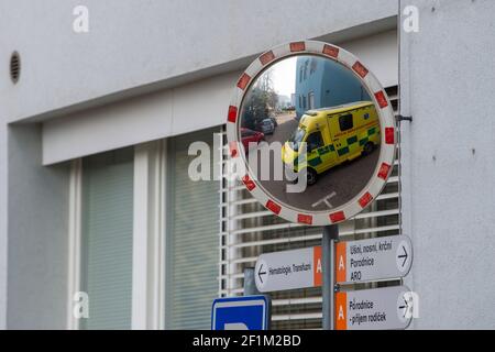Les ambulanciers paramédicaux transportent un patient atteint de la maladie COVID-19 par une ambulance de l'hôpital Usti nad Orlici, en République tchèque, à un hôpital en Pologne, le 9 mars 2021. (CTK photo/Josef Vostarkek) Banque D'Images