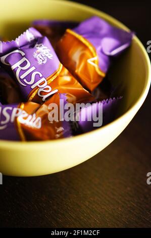 POZNAN, POLOGNE - 03 février 2014 : chocolats Crispello POZNANMilka dans un bol Banque D'Images