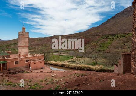 Draa-Tafilalet, Maroc - 14 avril 2016 : vue sur une mosquée dans un petit village traditionnel de la région de Draa-Tafilalet, Maroc, Afrique du Nord. Banque D'Images