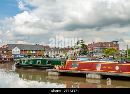 Port de plaisance étroit sur la rivière Avon dans le centre-ville de Stratford-upon-Avon, Warwickshire, Angleterre, Royaume-Uni Banque D'Images