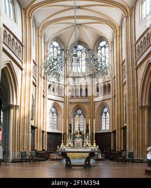 Vue intérieure de la cathédrale de Dijon avec le haut autel Banque D'Images