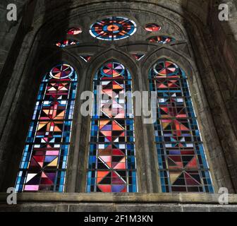 Vue intérieure de la cathédrale notre-Dame de Dinant avec détail d'une fenêtre en vitrail Banque D'Images