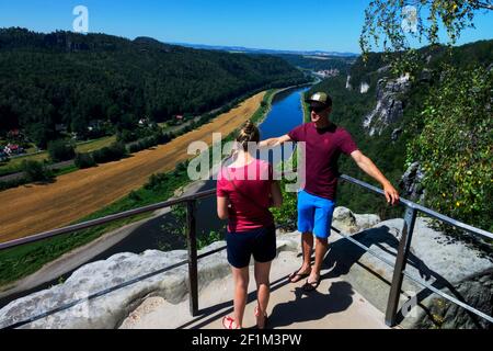 Couple donnant sur la vallée de l'Elbe, Suisse saxonne Allemagne Elbe Valley Saxe Trail tourisme Banque D'Images