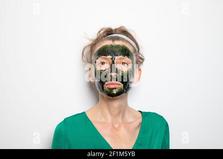 femme portant un masque vert spiruline Banque D'Images