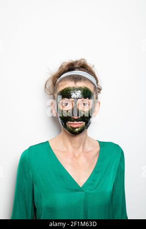 femme portant un masque vert spiruline Banque D'Images