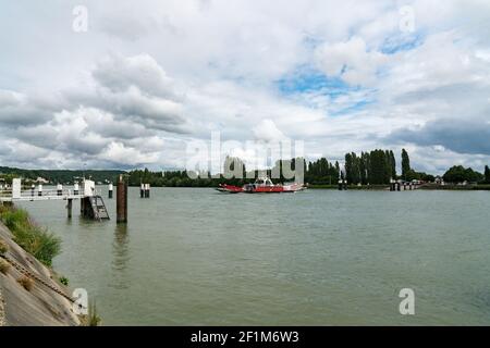 Ferry pour voitures et camions traversant la Seine à Duclair En haute-Normandie Banque D'Images