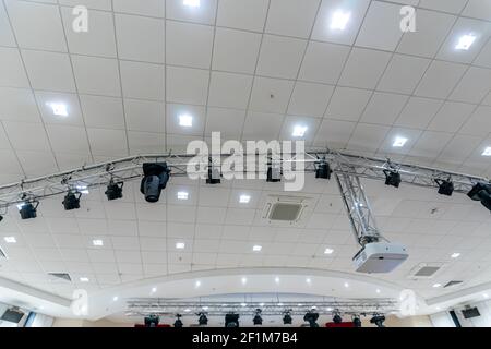 Projecteur installé sur le plafond de l'espace d'événement Banque D'Images