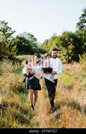 Parents avec deux filles marchant Banque D'Images