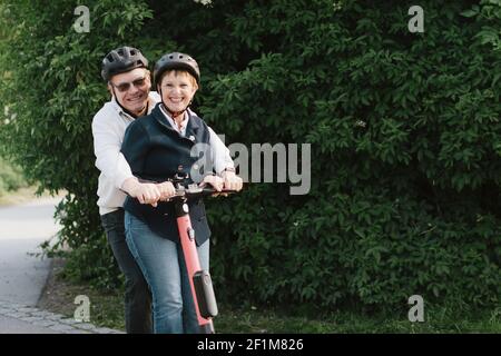 Couple senior sur scooter électrique Banque D'Images