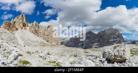 Vue panoramique sur le paysage sauvage des montagnes avec les pics rocheux et un marqueur de sentier de randonnée et un chemin dans le Banque D'Images