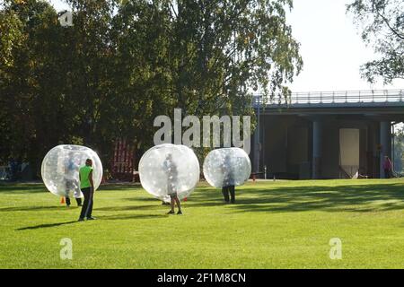 Tampere, Finlande, 12 septembre 2015 : bump de bulle. Jeu d'équipe extérieur. Amusant pour les adolescents, éditorial Banque D'Images