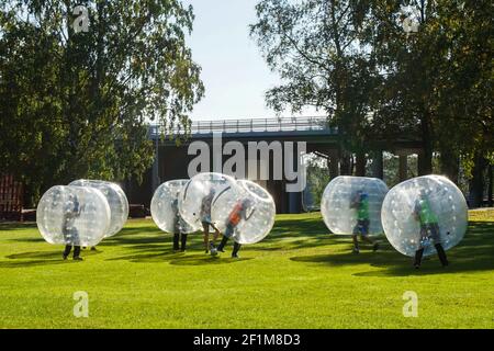 Tampere, Finlande, 12 septembre 2015 : bump de bulle. Jeu d'équipe extérieur. Amusant pour les adolescents, éditorial Banque D'Images