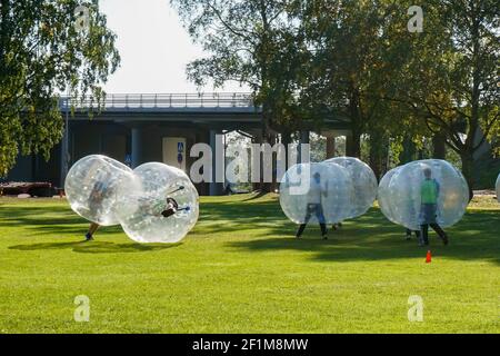 Tampere, Finlande, 12 septembre 2015 : bump de bulle. Jeu d'équipe extérieur. Amusant pour les adolescents, éditorial Banque D'Images