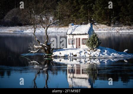 Le Wee hoose dans la neige, Loch Shin, Lairg, Sutherland, Highland, Écosse, Royaume-Uni Banque D'Images