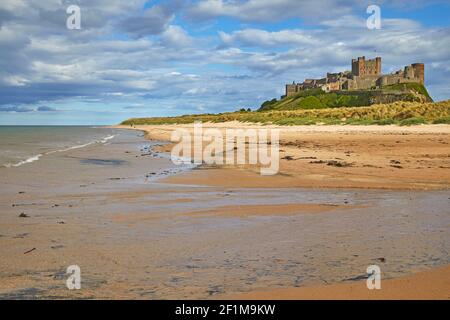 Le château historique de Bamburgh, sous le soleil de l'après-midi, sur la côte de la mer du Nord près des Seahouses, Northumberland, nord-est de l'Angleterre, Grande-Bretagne. Banque D'Images