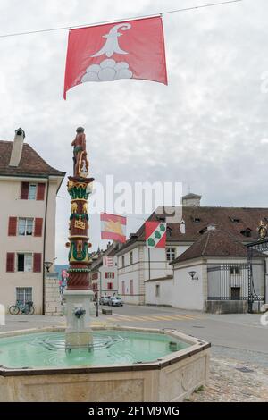 Vue sur la fontaine historique du sauvage ou la fontaine de Le Savage dans la ville suisse de Delemont Banque D'Images