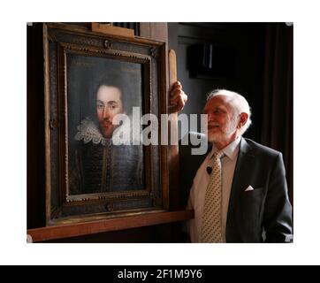 Le professeur Stanley Wells CBE admire un portrait de William Shakespeare peint en 1610, il est considéré comme la seule photo de William Shakespeare encore en vie. Le portrait doit être exposé au Shakespeare Birthplace Trust à Stratford-upon-Avon le 23 avril 2009. Photographie de David Sandison Banque D'Images