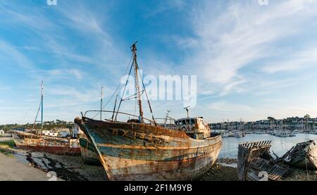 Vieux naufrages de bateaux de pêche dans le cimetière de Camaret-sur-Mer Banque D'Images