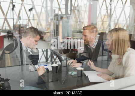 Collègues ayant une réunion au café de l'aéroport Banque D'Images