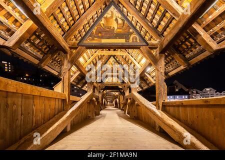 Vue sur le pont en bois de Spreuerbrücke la nuit. Lucerne, canton de Lucerne, Suisse. Banque D'Images