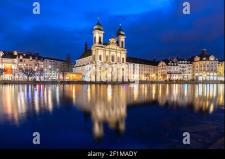 Vue sur l'église jésuite et la vieille ville de Lucerne à l'heure bleue, reflétée sur la rivière Reuss. Lucerne, canton de Lucerne, Suisse. Banque D'Images