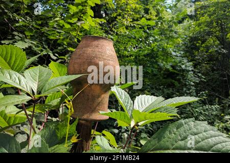 Pot traditionnel d'époque en argile sur la clôture. Authenticité ukrainienne de style national Banque D'Images