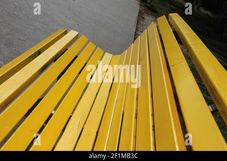 Banc en bois jaune Banque D'Images