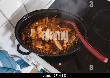 Fruits de mer en pot sur cuisinière électrique Banque D'Images