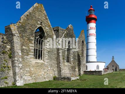 Vue sur le phare et l'abbaye de point Saint Mathieu et chapelle sur la côte de Bretagne en France Banque D'Images