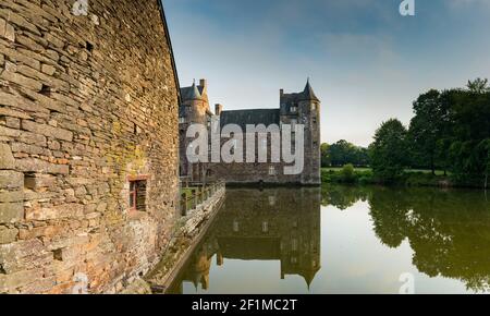 Vue sur le château historique de Trecesson dans le Broceliande Forêt avec réflexions dans l'étang Banque D'Images