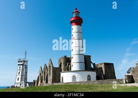 Vue sur les phares et l'abbaye de point Saint Mathieu La côte de Bretagne en France Banque D'Images