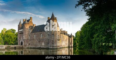 Vue sur le château historique de Trecesson dans le Broceliande Forêt avec réflexions dans l'étang Banque D'Images