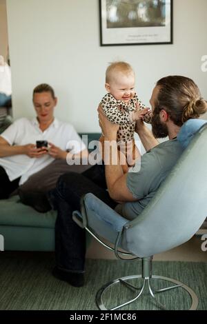 Père jouant avec bébé fille Banque D'Images