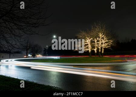 Light trails on road Banque D'Images