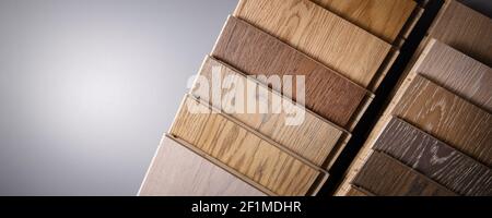 parquet en chêne échantillons sur fond gris avec espace de copie Banque D'Images