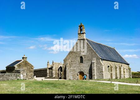 Vue sur la chapelle près de l'abbaye et du phare de Pointe Saint Mathieu en Bretagne Banque D'Images