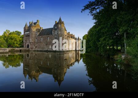 Le château historique de Trecesson se reflète dans l'étang à l' veilleuse bleu foncé frais Banque D'Images