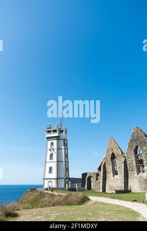 Vue sur le nouveau phare de point Saint Mathieu sur le Côte de Bretagne en France Banque D'Images